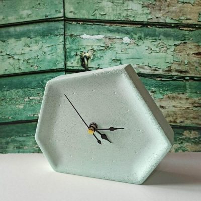 Reloj de mesa decorativo color verde de cemento